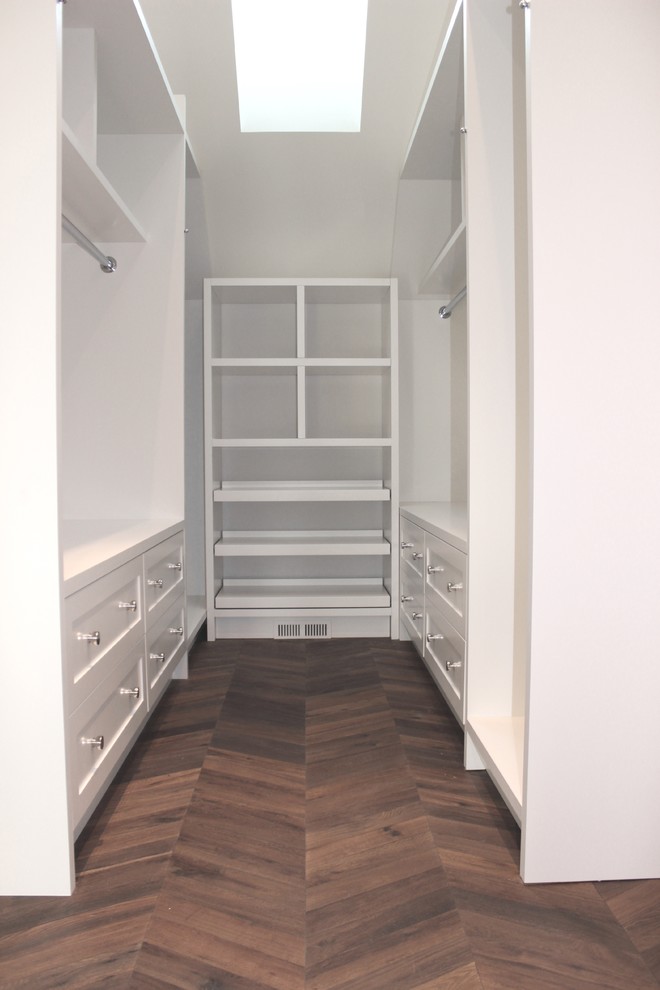 Ispirazione per una cabina armadio unisex chic di medie dimensioni con ante in stile shaker, ante bianche e pavimento in legno massello medio
