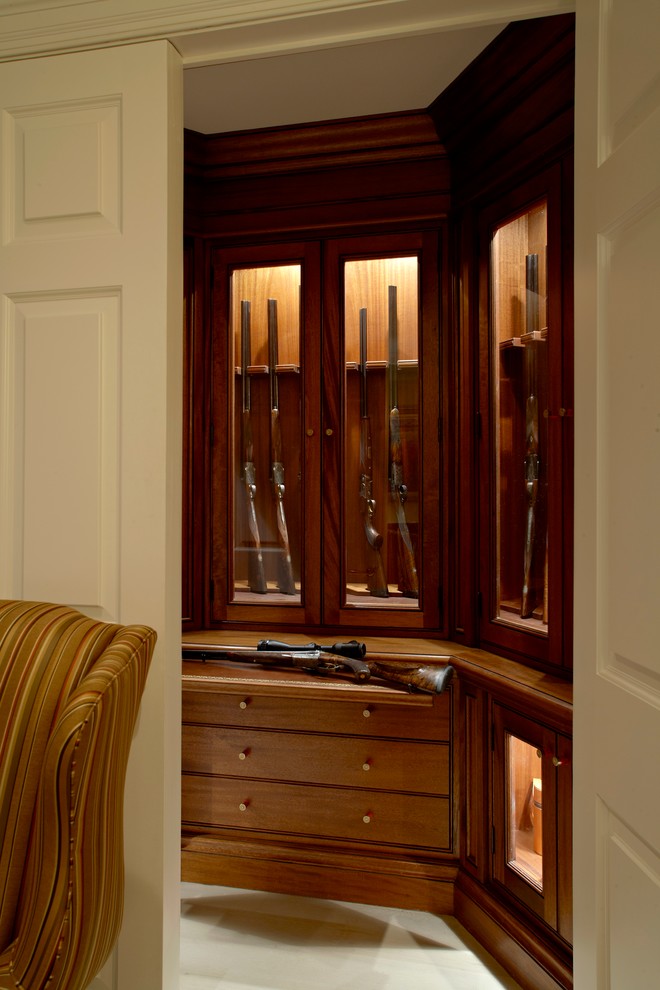 Imagen de armario y vestidor tradicional con puertas de armario de madera oscura y suelo de madera pintada
