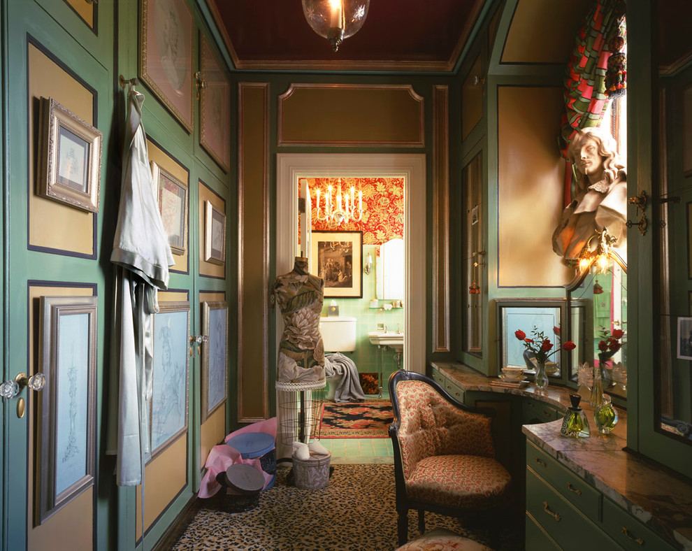 Kleines Klassisches Ankleidezimmer mit Ankleidebereich, grünen Schränken, Teppichboden und buntem Boden in Bridgeport