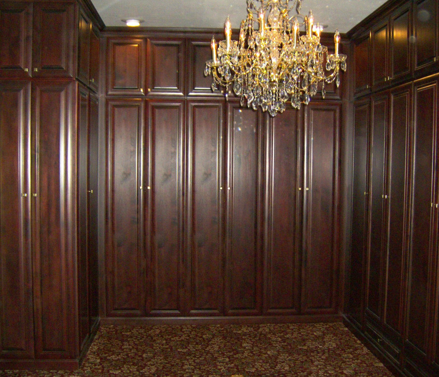 Idéer för ett stort klassiskt walk-in-closet för könsneutrala, med luckor med infälld panel, skåp i mörkt trä, heltäckningsmatta och flerfärgat golv