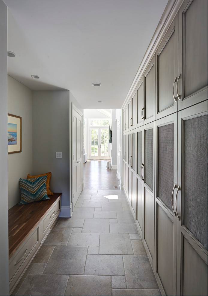 Foto de armario vestidor unisex tradicional renovado grande con armarios con paneles empotrados, puertas de armario grises y suelo de baldosas de porcelana