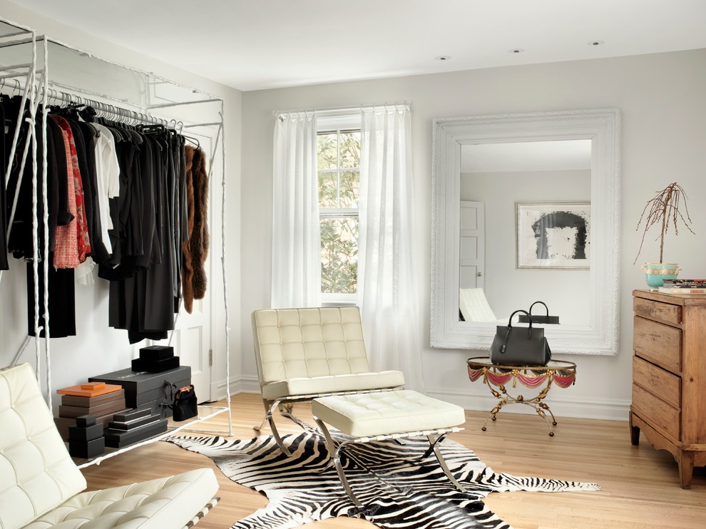 Стильный дизайн: гардеробная комната в современном стиле с светлым паркетным полом и бежевым полом для женщин - последний тренд