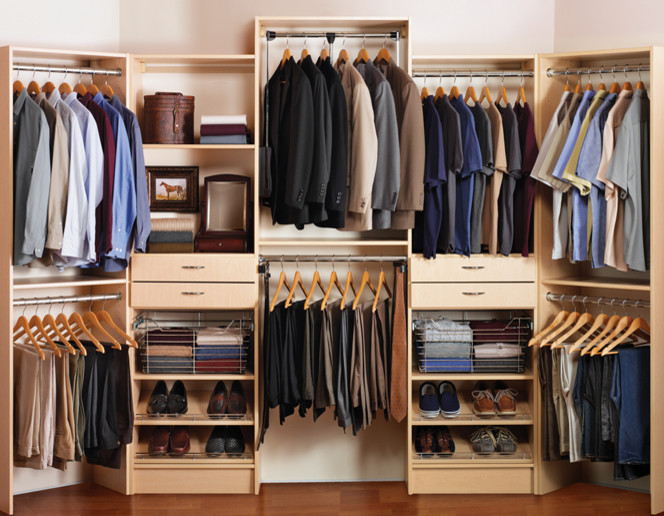 Modelo de armario vestidor unisex tradicional de tamaño medio con armarios con paneles lisos, puertas de armario de madera clara y suelo de madera en tonos medios