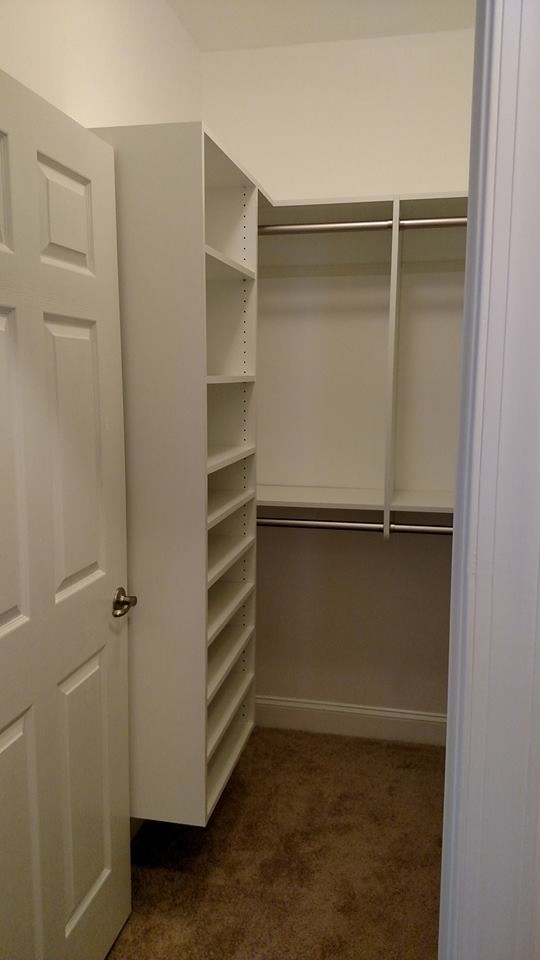 Idéer för ett litet modernt walk-in-closet för män, med släta luckor, vita skåp och heltäckningsmatta
