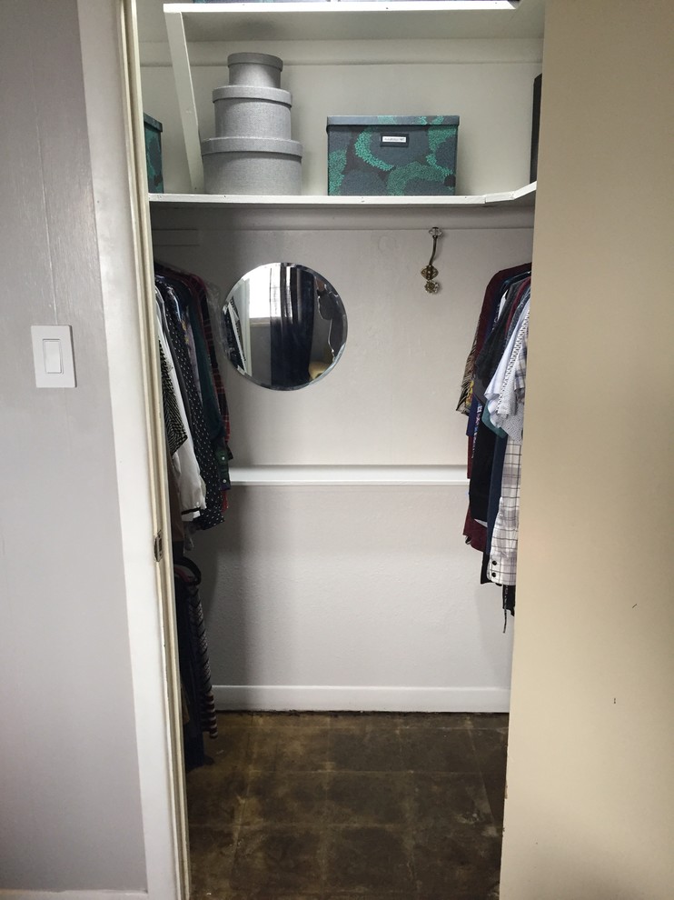 Cette photo montre un petit dressing moderne neutre avec un placard sans porte et des portes de placard blanches.