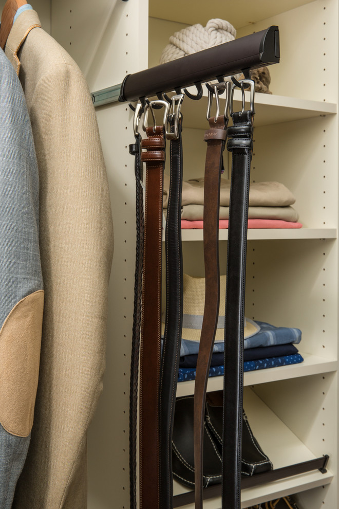 Imagen de armario vestidor unisex clásico pequeño con armarios abiertos