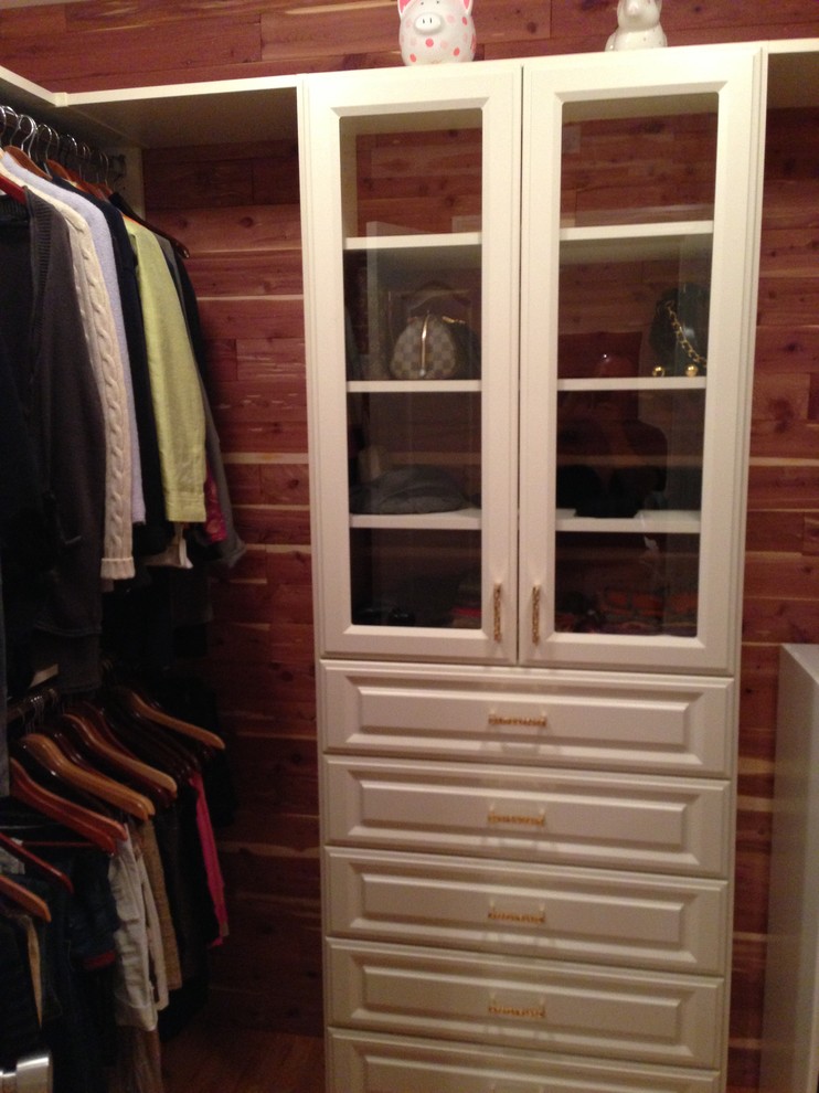 Klassisk inredning av ett walk-in-closet, med luckor med upphöjd panel och vita skåp