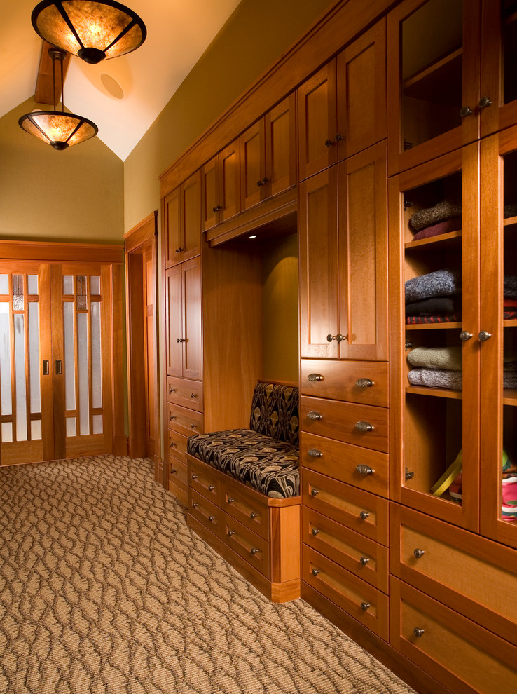 Стильный дизайн: большая гардеробная комната унисекс в классическом стиле с фасадами с утопленной филенкой, светлыми деревянными фасадами и ковровым покрытием - последний тренд