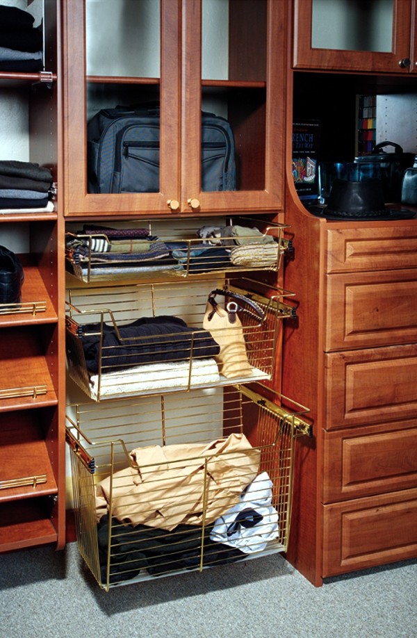 Idéer för mellanstora vintage walk-in-closets för män, med luckor med upphöjd panel, skåp i mörkt trä, heltäckningsmatta och blått golv