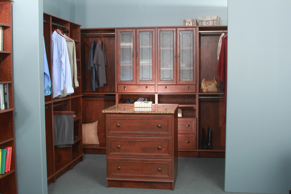 Immagine di uno spazio per vestirsi minimalista con ante in legno bruno