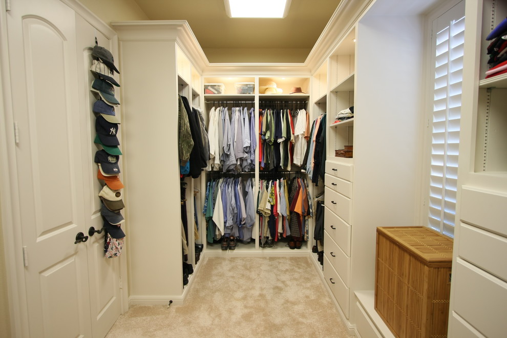 Inredning av ett klassiskt mellanstort walk-in-closet för män, med öppna hyllor, vita skåp och heltäckningsmatta