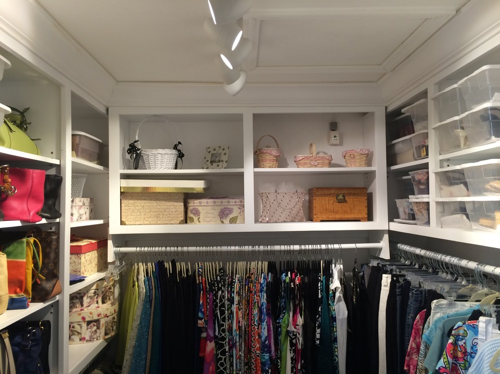 Klassisk inredning av ett litet walk-in-closet för kvinnor, med luckor med upphöjd panel, vita skåp och heltäckningsmatta