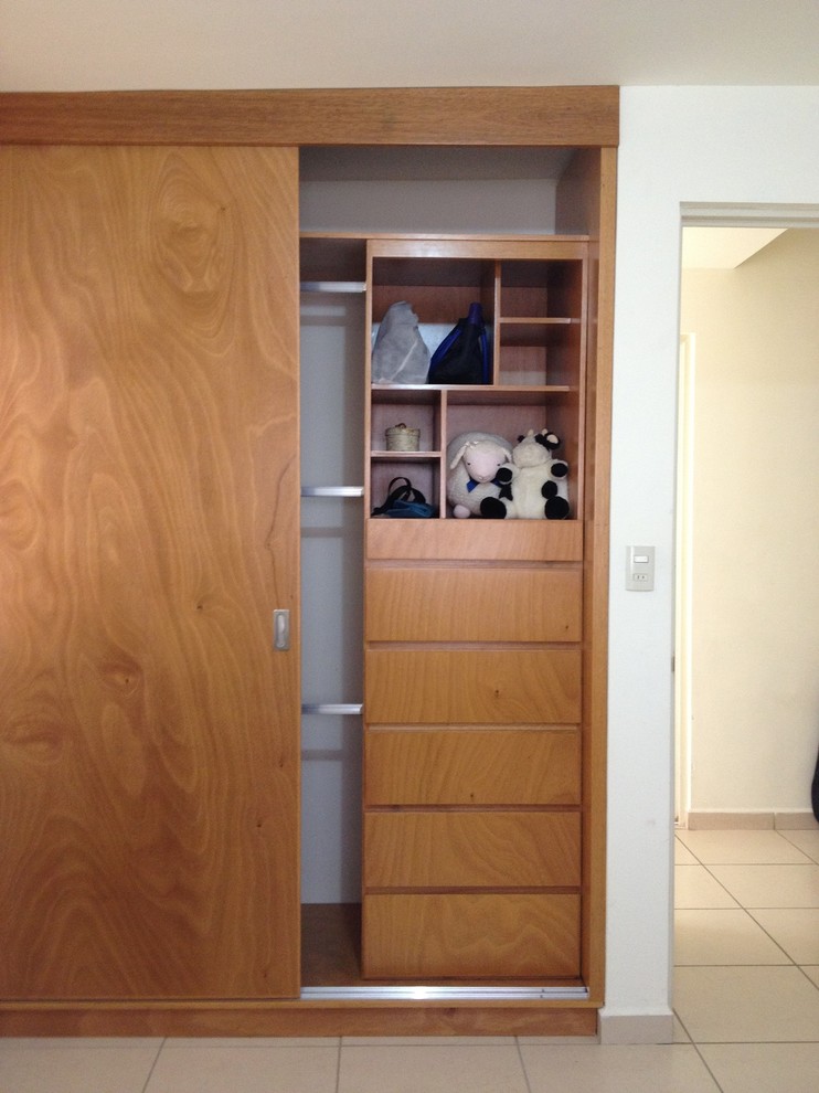 Immagine di un piccolo armadio o armadio a muro unisex minimal con ante in legno scuro e pavimento con piastrelle in ceramica