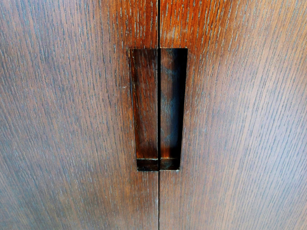 Ejemplo de armario vestidor unisex actual de tamaño medio con armarios con paneles lisos, puertas de armario de madera en tonos medios y suelo de madera en tonos medios