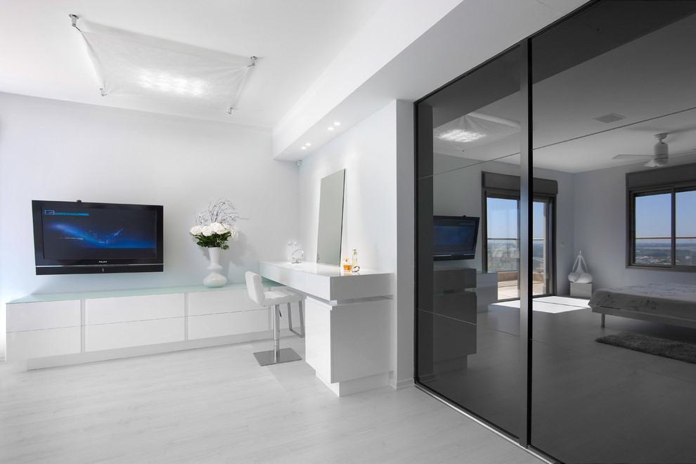 Свежая идея для дизайна: гардеробная комната в стиле модернизм - отличное фото интерьера