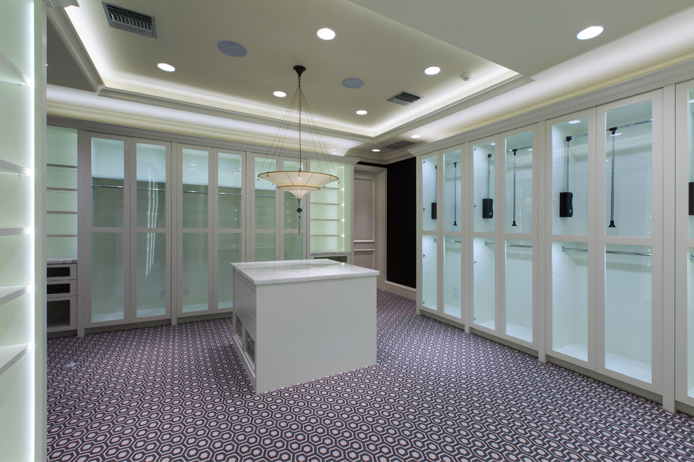 Стильный дизайн: огромная гардеробная комната в стиле неоклассика (современная классика) с стеклянными фасадами, белыми фасадами и ковровым покрытием для женщин - последний тренд