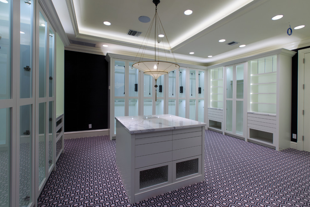 На фото: огромная гардеробная комната в стиле неоклассика (современная классика) с стеклянными фасадами, белыми фасадами и ковровым покрытием для женщин с