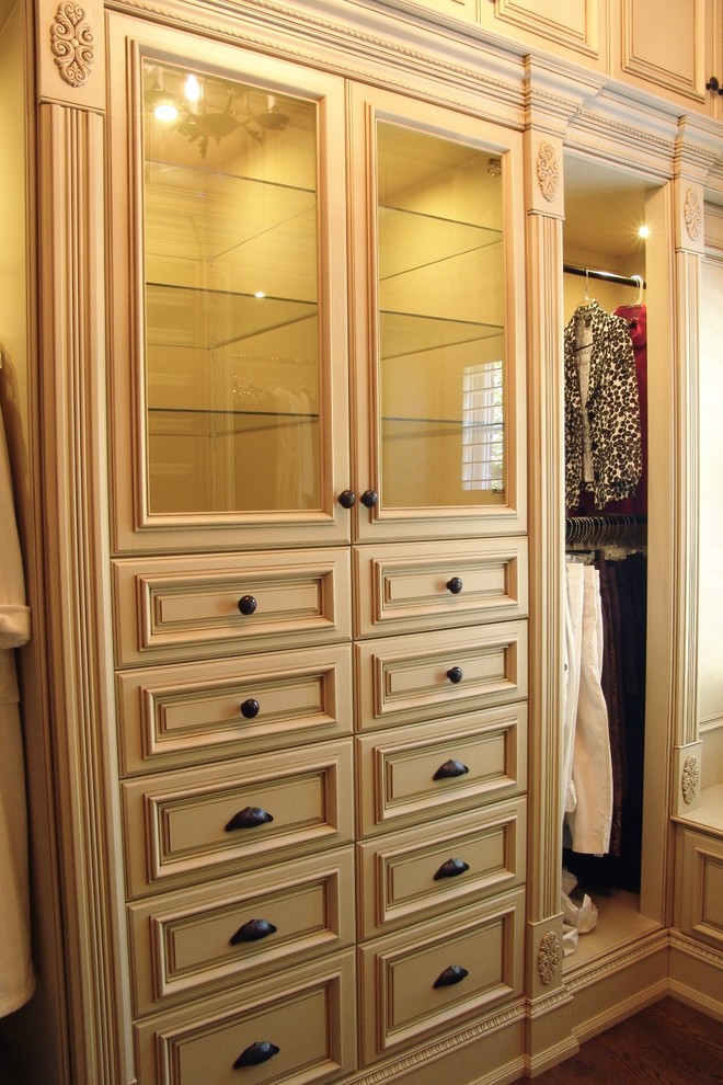 Réalisation d'un dressing room pour une femme avec un placard à porte shaker, des portes de placard beiges et moquette.