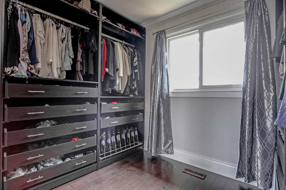 Ejemplo de armario vestidor unisex tradicional renovado de tamaño medio con armarios abiertos, puertas de armario marrones y suelo de madera oscura