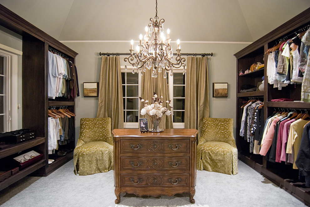 Example of a classic dressing room design in New York