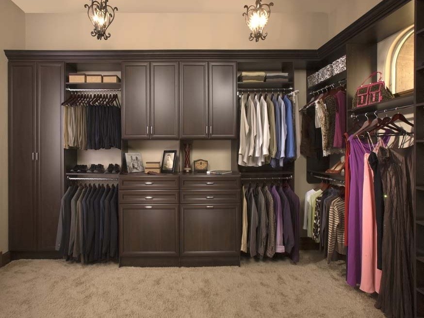 Diseño de armario vestidor unisex contemporáneo grande con armarios con paneles empotrados, puertas de armario de madera en tonos medios y moqueta