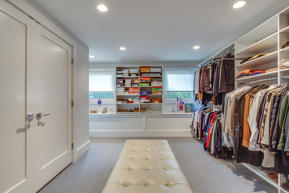 Imagen de armario vestidor clásico renovado grande con armarios abiertos, puertas de armario blancas, moqueta y suelo gris