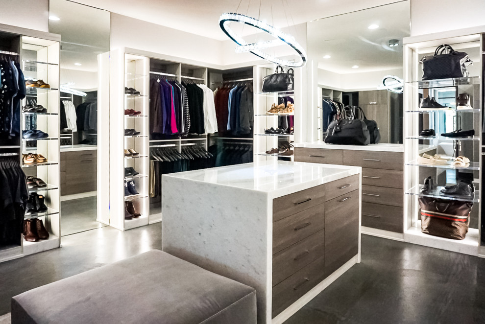 Modelo de armario vestidor unisex minimalista grande con armarios abiertos, puertas de armario de madera en tonos medios, suelo de madera oscura y suelo marrón