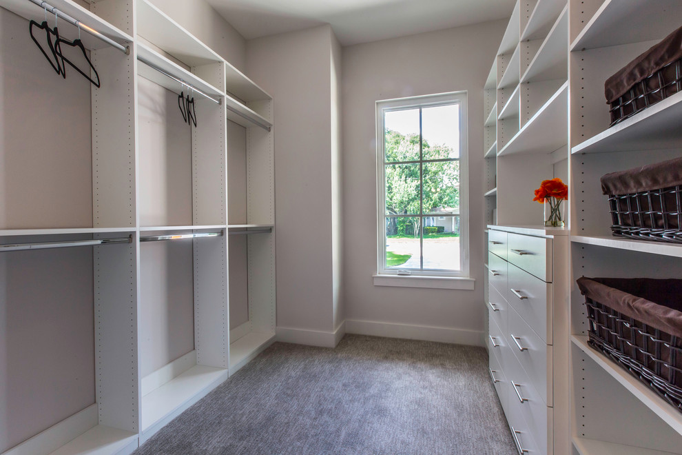 Источник вдохновения для домашнего уюта: гардеробная комната среднего размера, унисекс в стиле кантри с белыми фасадами и ковровым покрытием