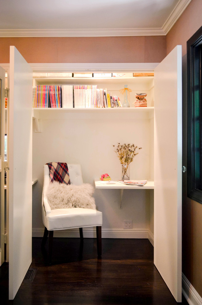 Idéer för att renovera ett litet walk-in-closet för könsneutrala, med vita skåp, mörkt trägolv och brunt golv