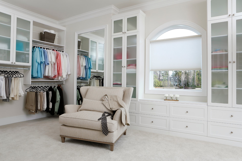 Источник вдохновения для домашнего уюта: огромная гардеробная комната унисекс в современном стиле с фасадами в стиле шейкер, белыми фасадами и ковровым покрытием