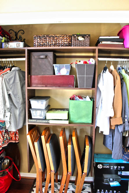 Foto de armario vestidor unisex moderno de tamaño medio con armarios abiertos, puertas de armario de madera oscura y suelo de madera en tonos medios