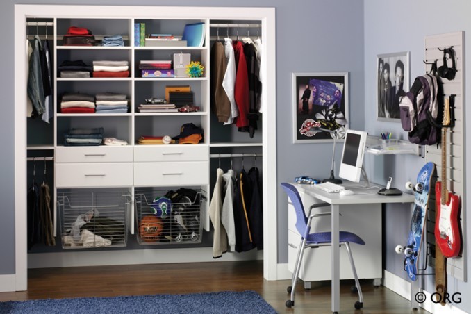 Foto de armario vestidor unisex actual de tamaño medio con armarios con paneles lisos, puertas de armario blancas, suelo de madera oscura y suelo marrón