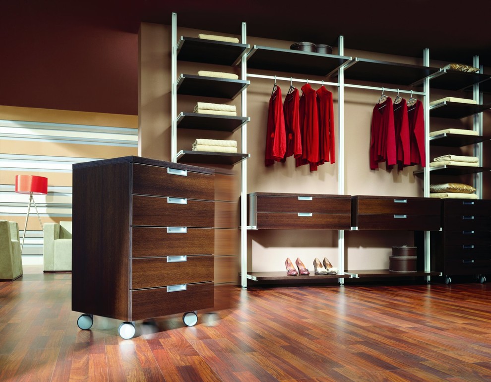 Foto de vestidor unisex moderno grande con armarios abiertos y puertas de armario de madera en tonos medios