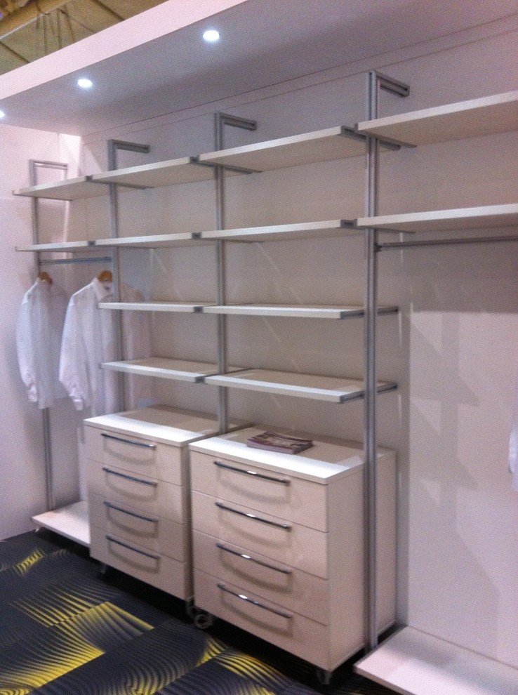 Imagen de armario unisex actual pequeño con armarios abiertos y puertas de armario de madera clara