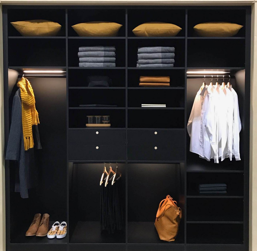 Imagen de armario unisex actual pequeño con armarios abiertos y puertas de armario negras