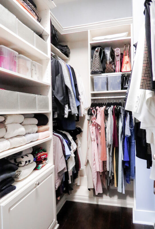 Ejemplo de armario vestidor de mujer minimalista pequeño con armarios con paneles con relieve, puertas de armario blancas, suelo de madera oscura y suelo marrón