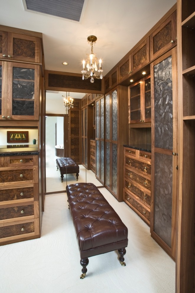 Exempel på ett mycket stort klassiskt walk-in-closet, med skåp i shakerstil, heltäckningsmatta och bruna skåp
