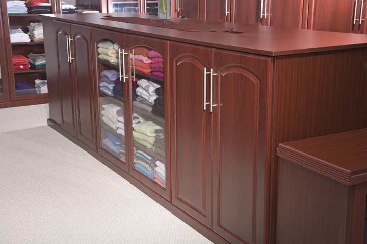 Foto de armario vestidor unisex clásico grande con armarios con paneles con relieve, puertas de armario de madera en tonos medios y moqueta