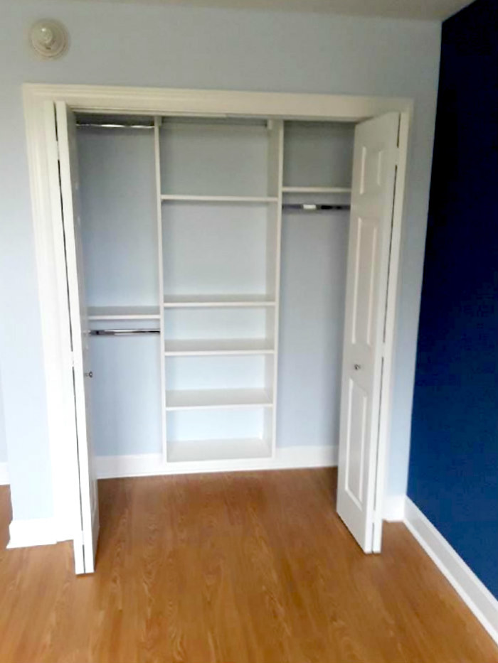 Diseño de armario unisex actual pequeño con armarios abiertos y puertas de armario blancas