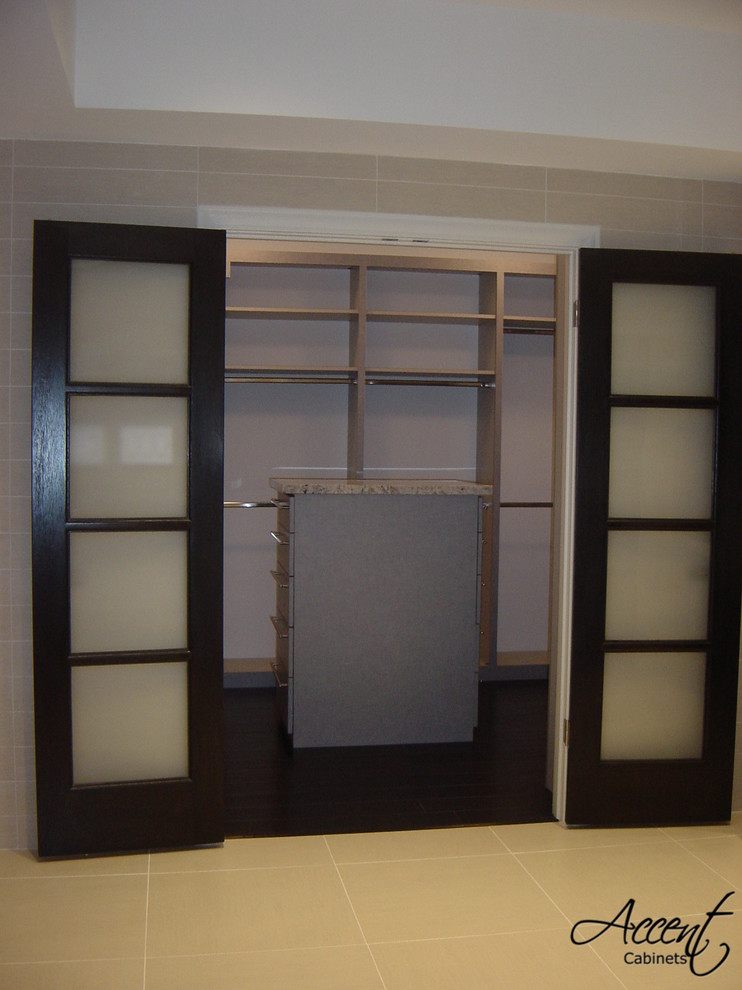 Exemple d'un grand dressing tendance neutre avec un placard sans porte, des portes de placard beiges et parquet foncé.
