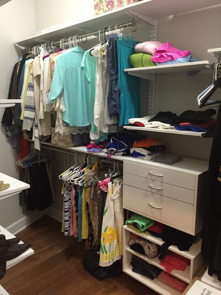 Foto på ett litet funkis walk-in-closet för kvinnor, med öppna hyllor och vita skåp