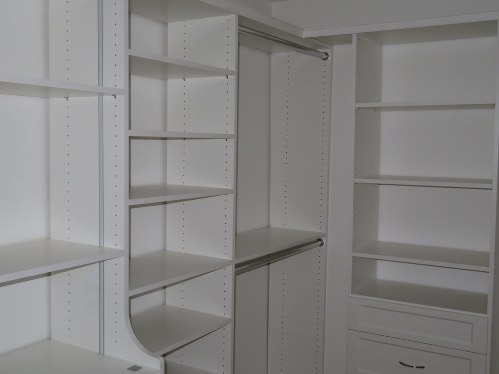 Modelo de armario vestidor unisex tradicional renovado pequeño con armarios abiertos, puertas de armario blancas, suelo de madera clara y suelo beige