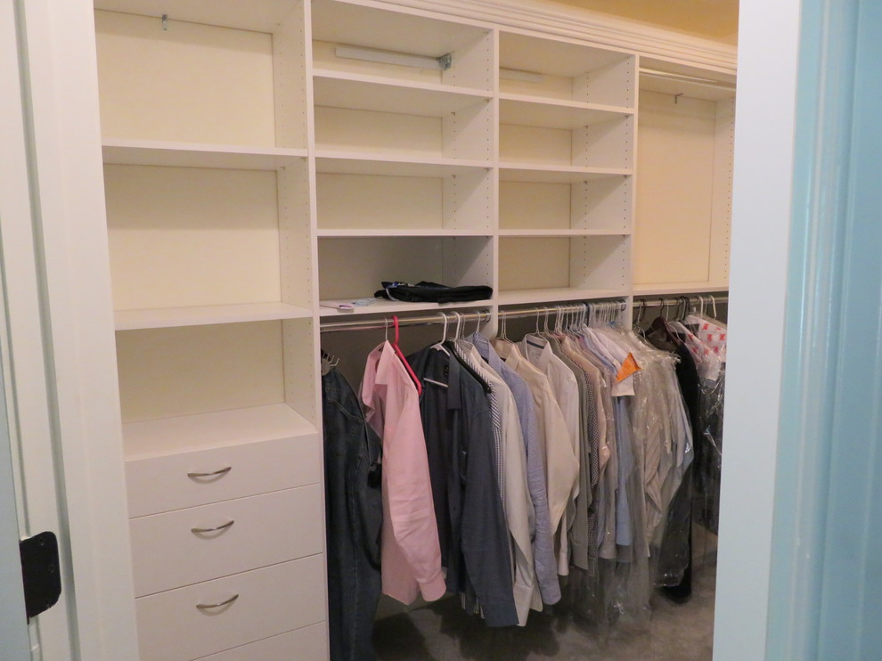 Imagen de armario vestidor unisex clásico renovado pequeño con armarios abiertos, puertas de armario blancas, suelo de madera clara y suelo beige