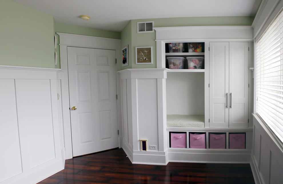 Diseño de armario de mujer de estilo americano pequeño con armarios estilo shaker, puertas de armario blancas y suelo de madera oscura