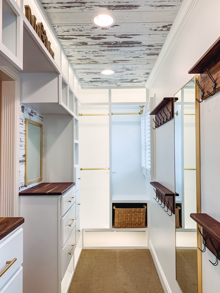 Источник вдохновения для домашнего уюта: встроенный шкаф среднего размера, унисекс в стиле кантри с фасадами с выступающей филенкой, белыми фасадами, ковровым покрытием, бежевым полом и деревянным потолком