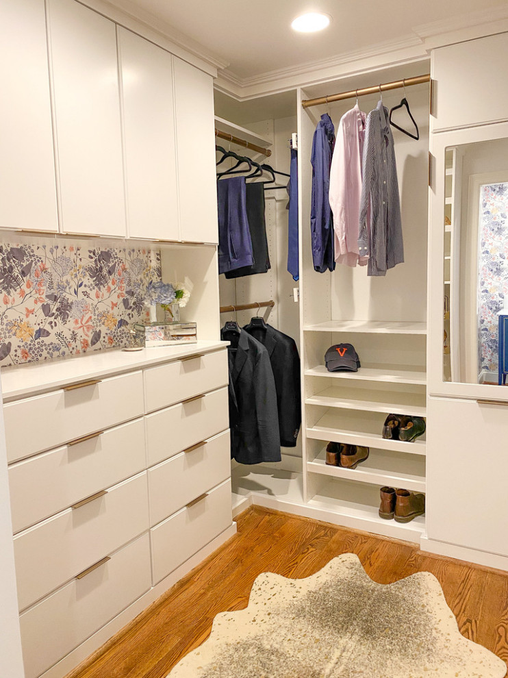 Modelo de armario vestidor pequeño con armarios con paneles lisos, puertas de armario blancas y suelo de madera en tonos medios