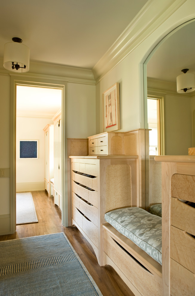Imagen de armario y vestidor campestre con puertas de armario de madera clara