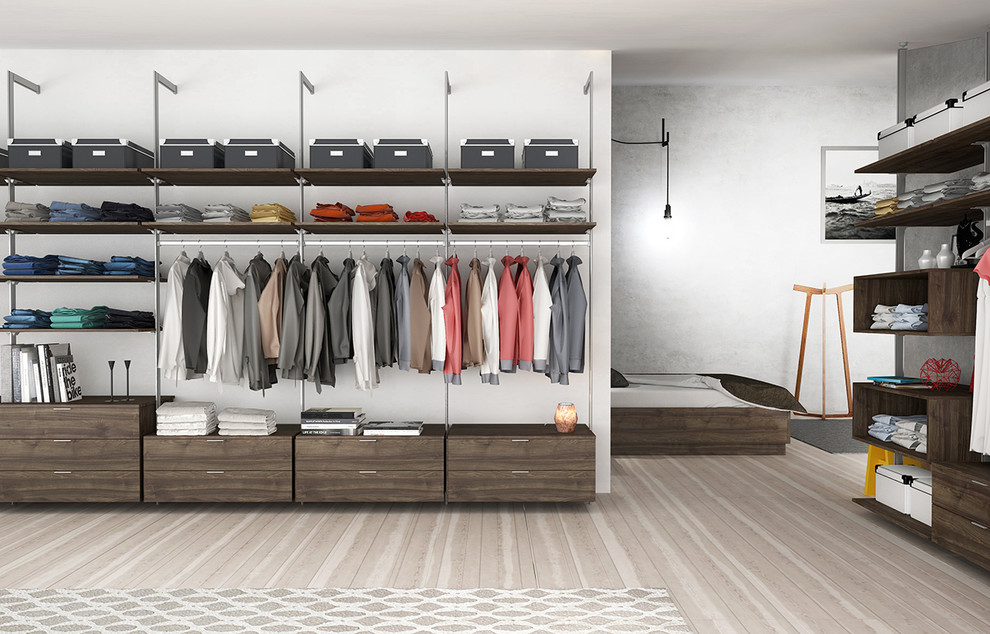 Cette image montre un grand dressing minimaliste en bois brun neutre avec un placard à porte plane et parquet clair.