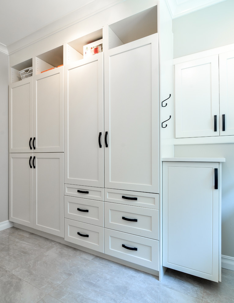 Foto de armario y vestidor unisex minimalista de tamaño medio con armarios con paneles empotrados, puertas de armario blancas y suelo de travertino