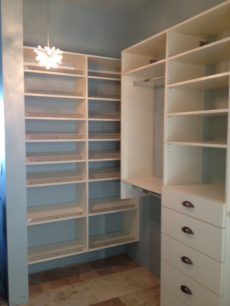 Foto de armario y vestidor unisex clásico pequeño con armarios abiertos, puertas de armario blancas y moqueta